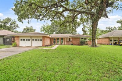 613 Magnolia Street, House other with 3 bedrooms, 2 bathrooms and null parking in Lake Jackson TX | Image 1