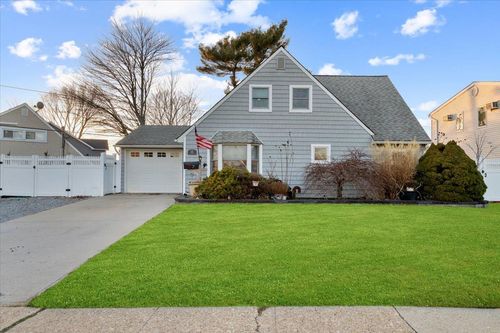 15 Elm Dr W, Levittown, NY, 11756-5517 | Card Image