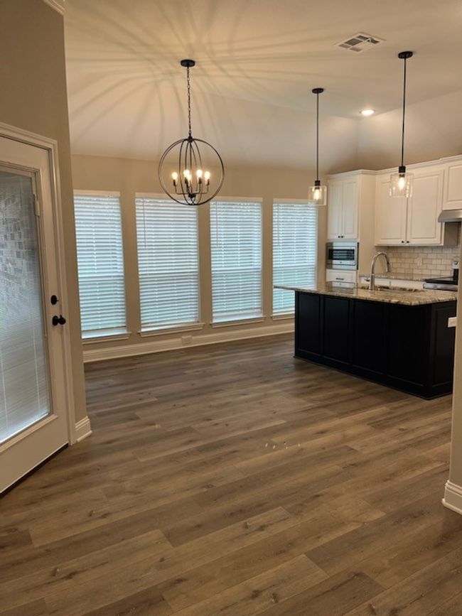 647 Mesquite Tree Rd, House other with 3 bedrooms, 2 bathrooms and 2 parking in Lacy Lakeview TX | Image 5