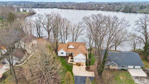 9895 Lakeview Dr, Berrien Springs, MI, 49103-2204 | Card Image