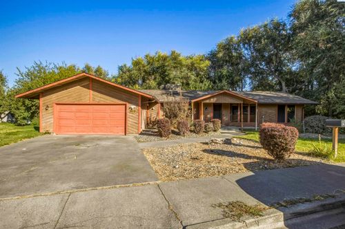 815 S Anderson St, Kennewick, WA, 99336-4832 | Card Image