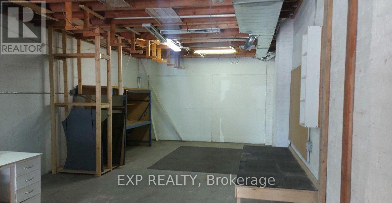 Commercial Lease in Toronto (Thorncliffe Park) 5