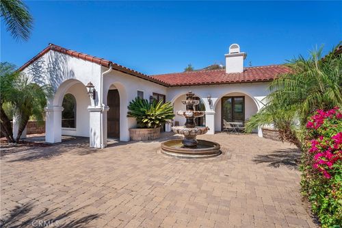 925 Valley Dr, Vista, CA, 92084-7109 | Card Image
