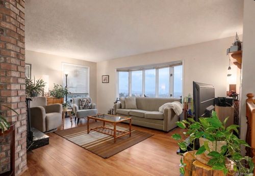 1085 College Dr, Nanaimo, BC, V9R5V5 | Card Image