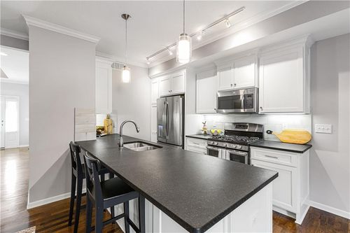 4450 Summit St, Kansas City, MO, 64111-3494 | Card Image