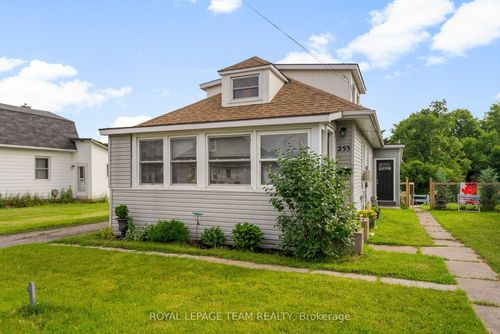 253 Mclean St, Renfrew, ON, K7V1A9 | Card Image