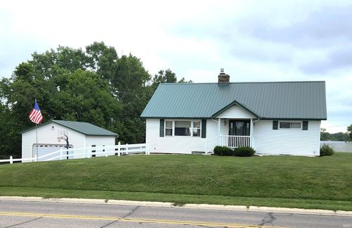 300 S Syracuse Webster Rd, Syracuse, IN, 46567-1574 | Card Image