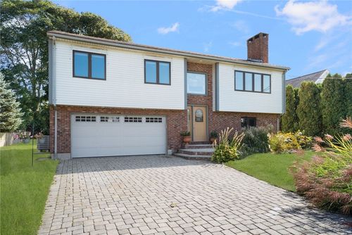 11 Renfrew Ave, Middletown, RI, 02842-5826 | Card Image