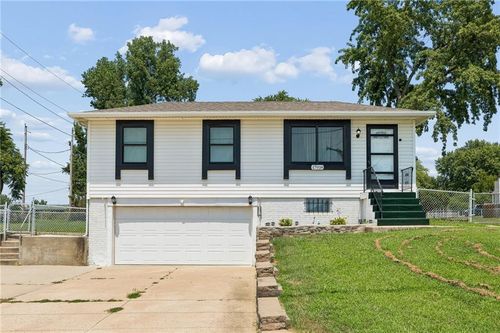 17914 N Whitney Rd, Independence, MO, 64058-1102 | Card Image