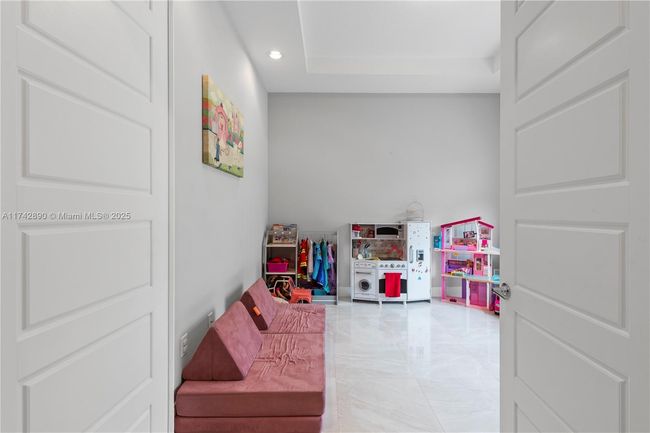 15124 Sw 176 Th Ter, House other with 4 bedrooms, 4 bathrooms and null parking in Miami FL | Image 15