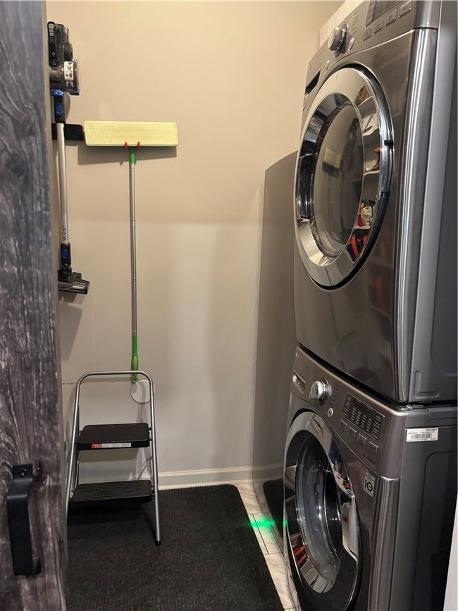 Walk-in Laundry | Image 14