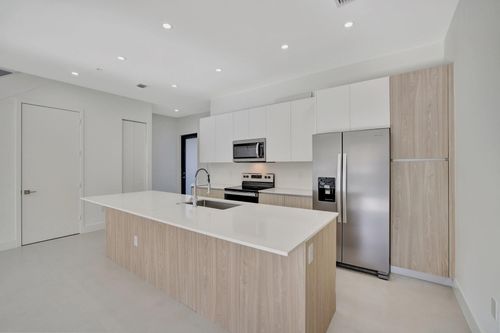 8-4208 Ne 7th Ter, Oakland Park, FL, 33334-3139 | Card Image