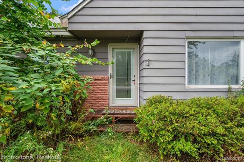 2022 Bass Lake Rd, Commerce Township, MI, 48382-1704 | Card Image