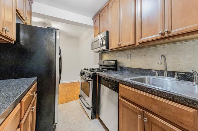 Galley Kitchen | Image 10