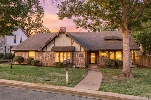 2214 Wilson Dr, Arlington, TX, 76011-3226 | Card Image