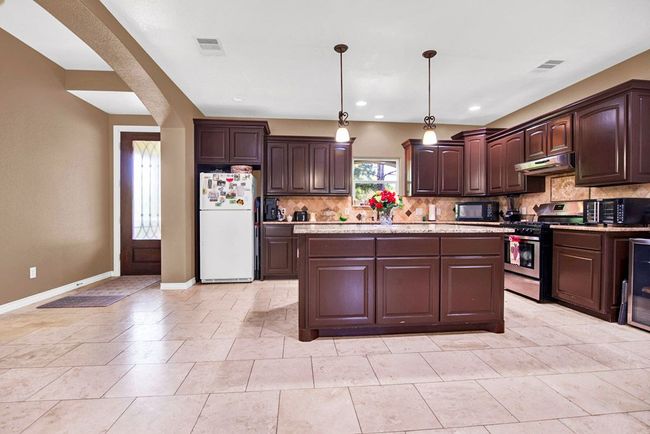 Lots of cabinets for your kitchen utensils!! | Image 8