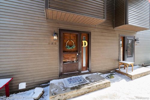 526 W Rockwell St, Fenton, MI, 48430-2013 | Card Image