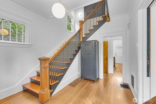 109 11th Ave E, Seattle, WA, 98102-5709 | Card Image