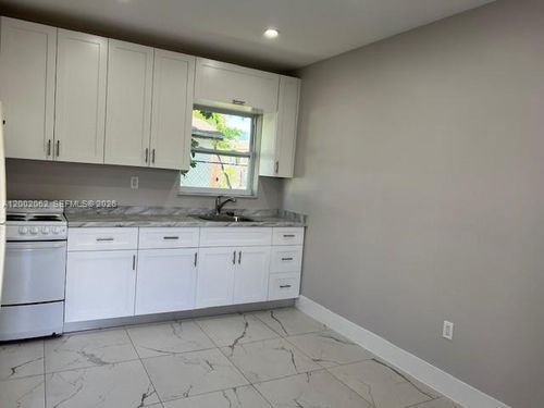 apt-4-922 Nw 2nd St, Miami, FL, 33128-1242 | Card Image