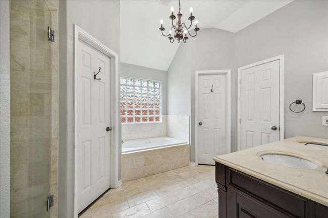 Upgraded on-suite primary bath | Image 20