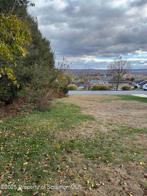 98 Roberts Dr, Dickson Cty, PA, 18447 | Card Image