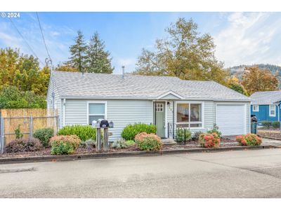 449 W Agee St, House other with 2 bedrooms, 1 bathrooms and 1 parking in Roseburg OR | Image 2