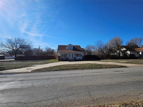 305 N Broadway, Hobart, OK, 73651-1806 | Card Image