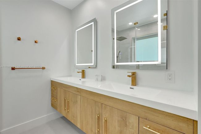 646 Ne 114 Th St, House other with 3 bedrooms, 2 bathrooms and null parking in Biscayne Park FL | Image 25