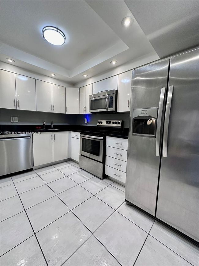 APT-1215 - 2500 Parkview Dr, Condo with 2 bedrooms, 2 bathrooms and null parking in Hallandale Beach FL | Image 11