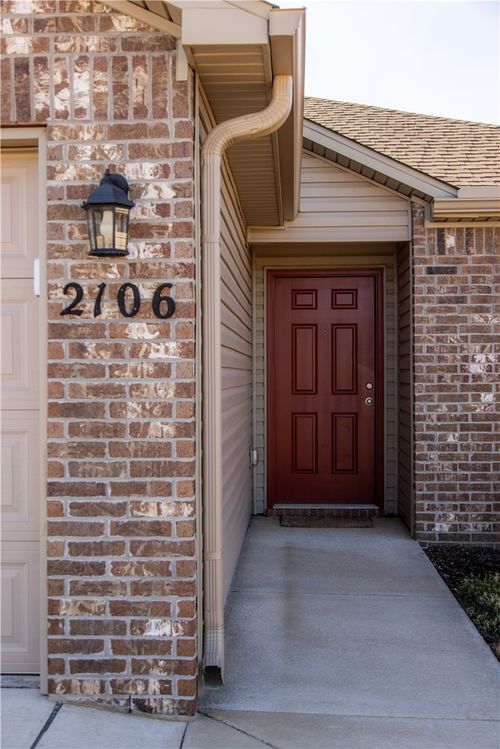 2106 E Annette Dr, Siloam Springs, AR, 72761-6052 | Card Image