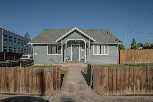 512 N Holly St, Medford, OR, 97501-2419 | Card Image