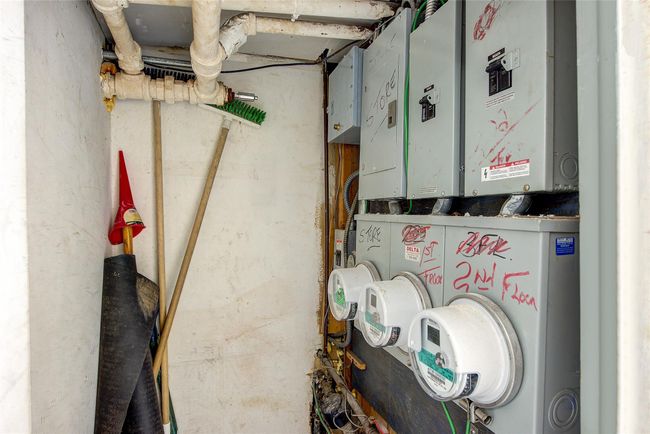 Utility room with electric meter | Image 16