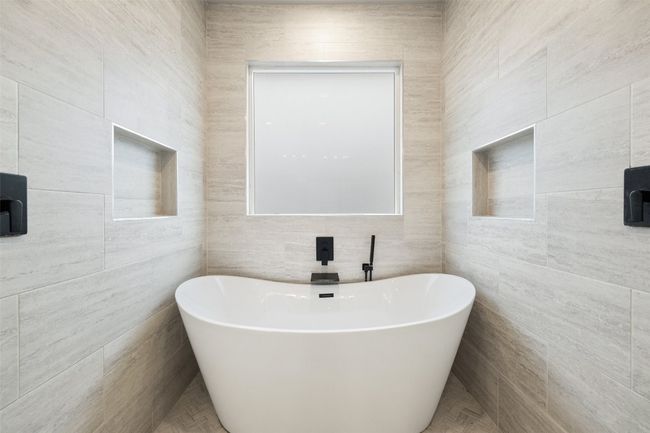 soaking tub in wet area | Image 36