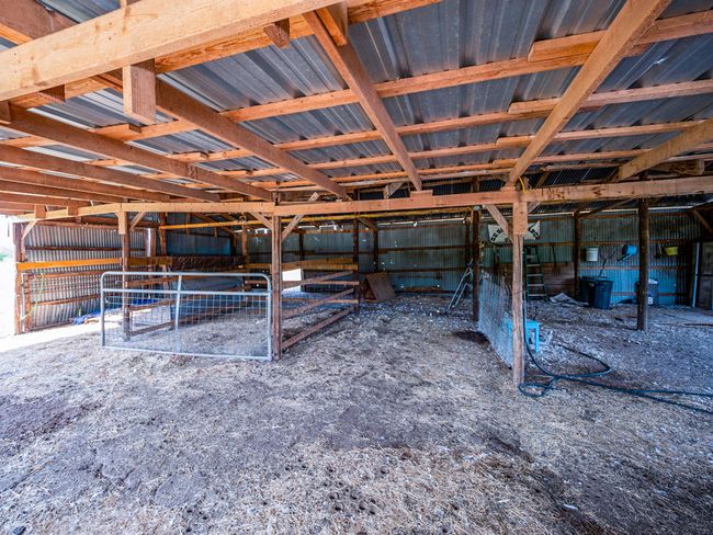 Room for hay and animals. | Image 36