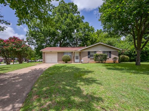 800 Nl Robinson Dr, Arlington, TX, 76011-7054 | Card Image