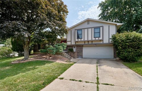 620 Weeping Willow Dr, Saint Charles, MO, 63303-6427 | Card Image