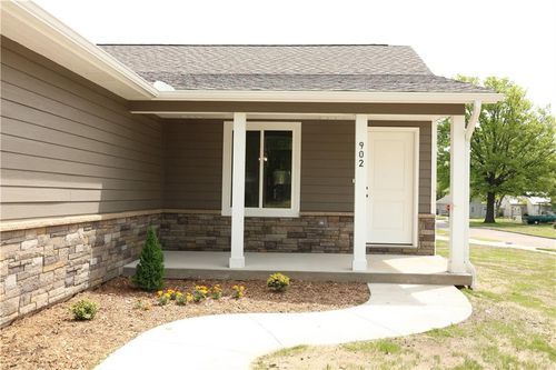 902 N 9th St, Neodesha, KS, 66757-1317 | Card Image