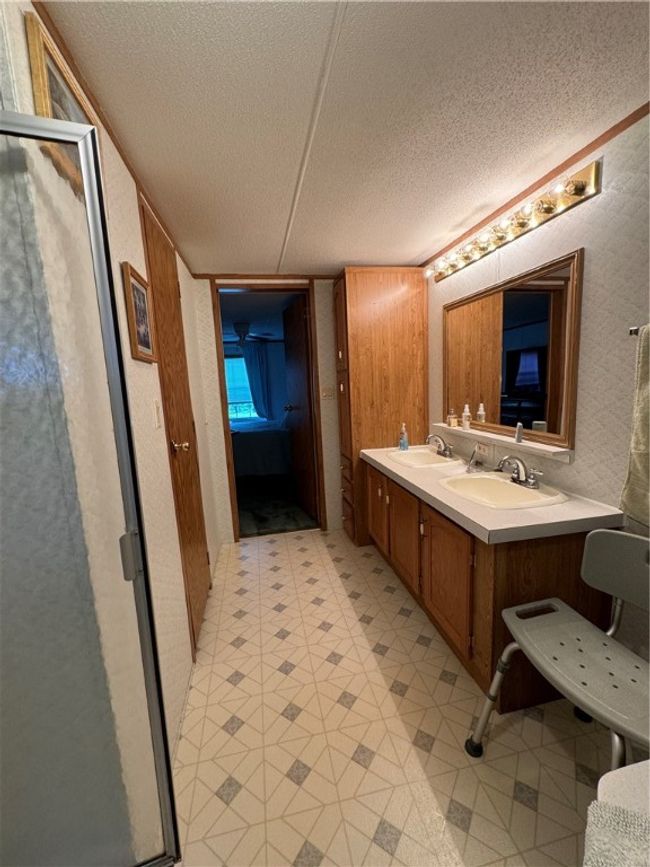 Double Sink great soaking tub and separate shower. Great walk-in closet | Image 19