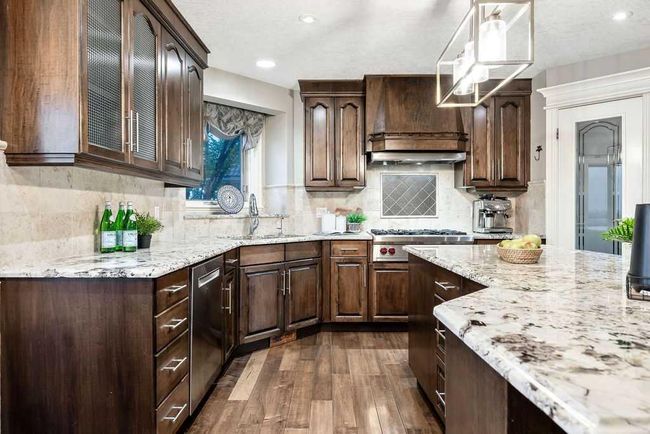 169 Signature Way Sw, House other with 5 bedrooms, 4 bathrooms and 4 parking in Calgary AB | Image 14