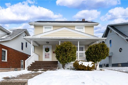 821 Vogan St, New Castle, PA, 16101-5147 | Card Image