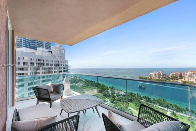 2201 - 300 S Pointe Dr, Condo with 3 bedrooms, 2 bathrooms and null parking in Miami Beach FL | Image 2