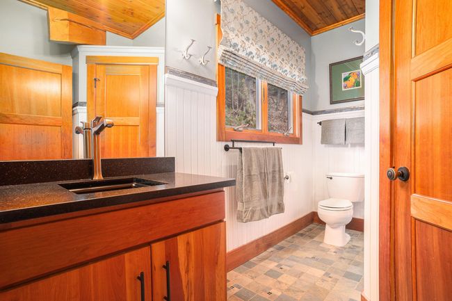 Upper level full bath | Image 41