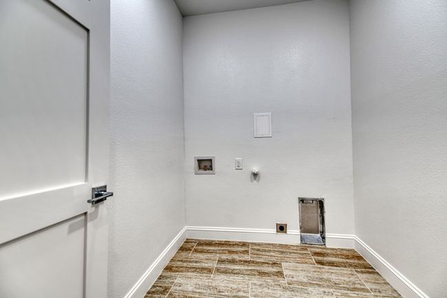 Laundry room with hookup for a gas dryer, hookup for an electric dryer, and hookup for a washing machine | Image 32