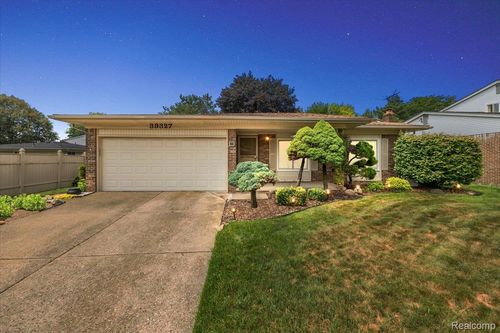 39327 Timberlane Dr, Sterling Heights, MI, 48310-2460 | Card Image