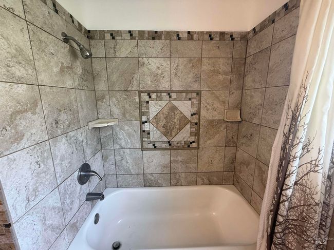 Full bathroom with shower / tub combo | Image 23