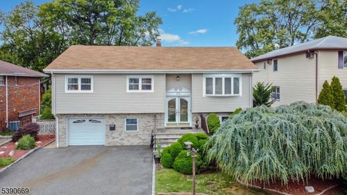 135 Franklin St, Little Ferry, NJ, 07643-1204 | Card Image