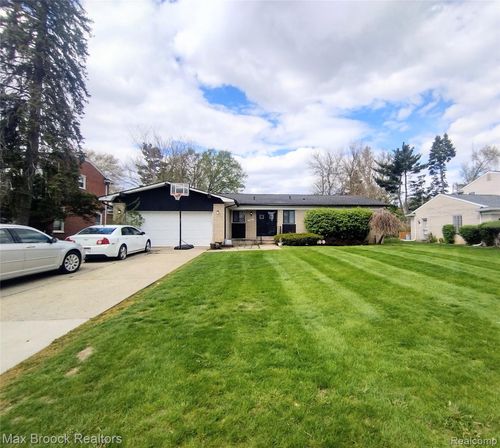 17060 Jeanette St, Southfield, MI, 48075-7019 | Card Image