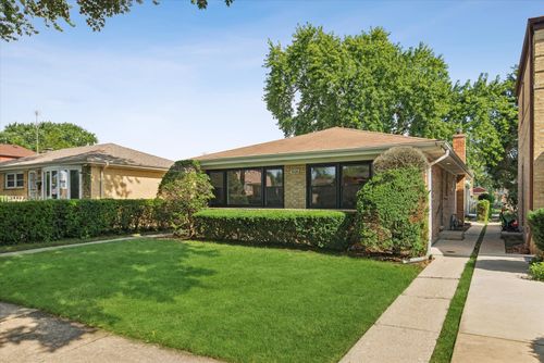 3820 Dobson St, Skokie, IL, 60076-3717 | Card Image