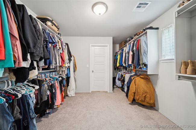 HUGE WALK IN CLOSET | Image 30