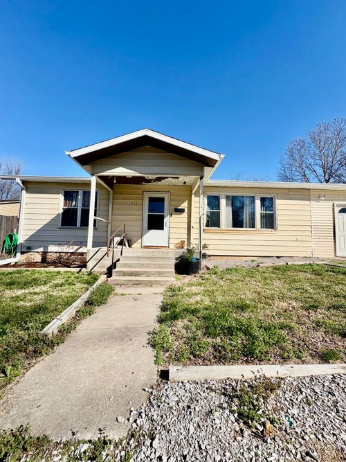 111 W Lee St, Aurora, MO, 65605-1155 | Card Image